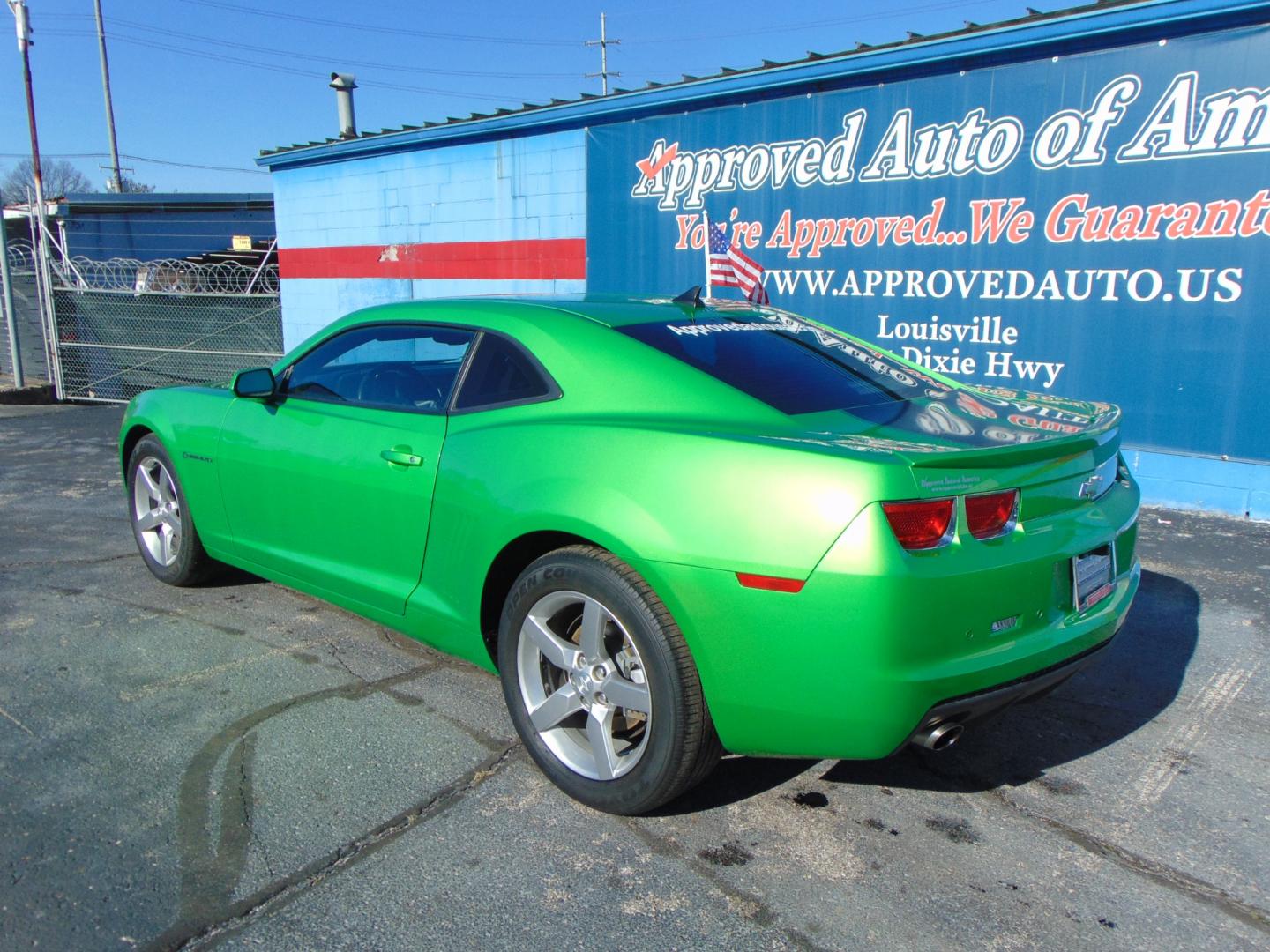 2010 Green Chevrolet Camaro (2G1FB1EV1A9) with an V6 3.6 Liter engine, Automatic, 6-Spd w/Overdrive and TAPshift transmission, located at 2105 Dixie Hwy, Louisville, KY, 40210, (502) 772-3333, 38.220932, -85.795441 - Photo#15